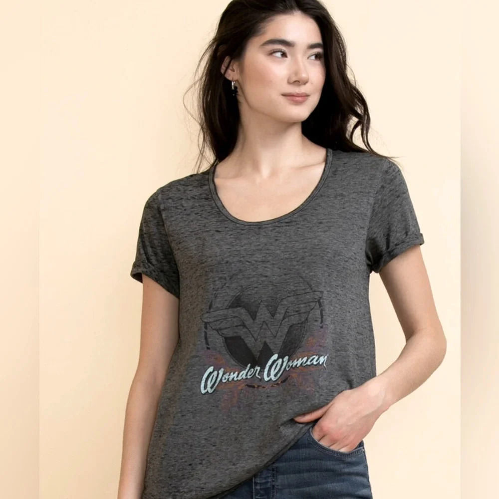 Sz S Ricki’s women Licensed Wonder Woman grey round neck short sleeve - Picture 2 of 6